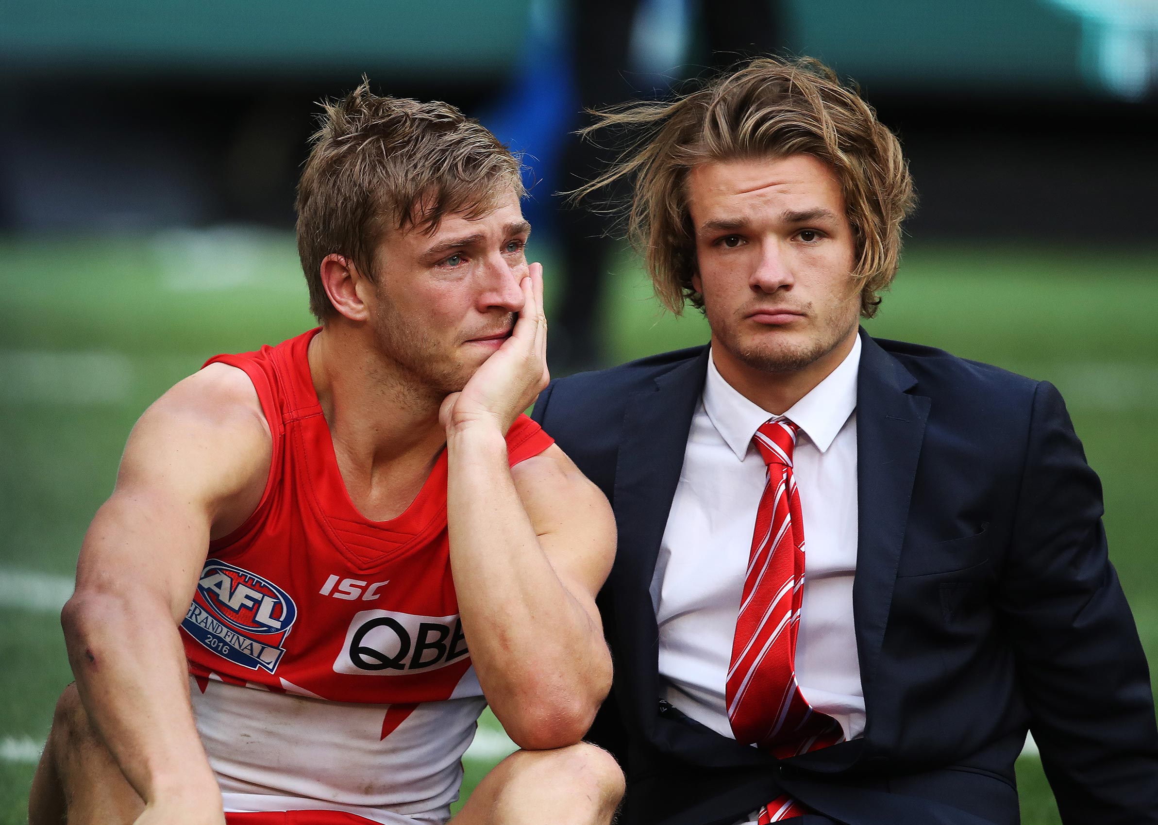 Sydneys-Kieren-Jack-in-tears-with-his-brother-Brandon-after-the-Swans-lost-GrandFinal-Hillyard-Web