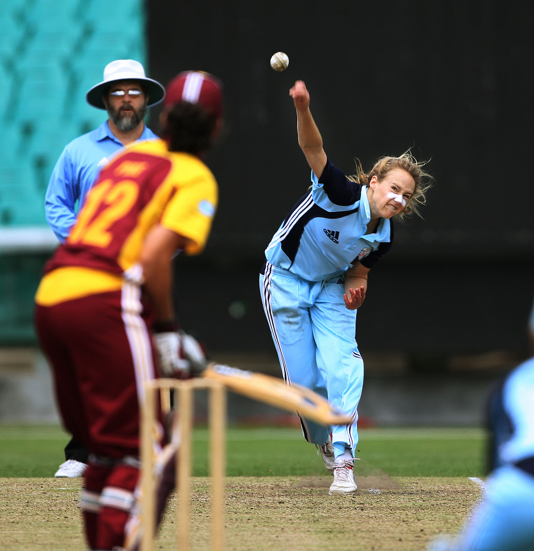   CRICKET- Womens Cricket - NSW Breakers v QLD Fire at the SCG. Ellyse Perry in action for NSW. She finished with 2 for 43 off her 10 overs. pic. Phil Hillyard  
